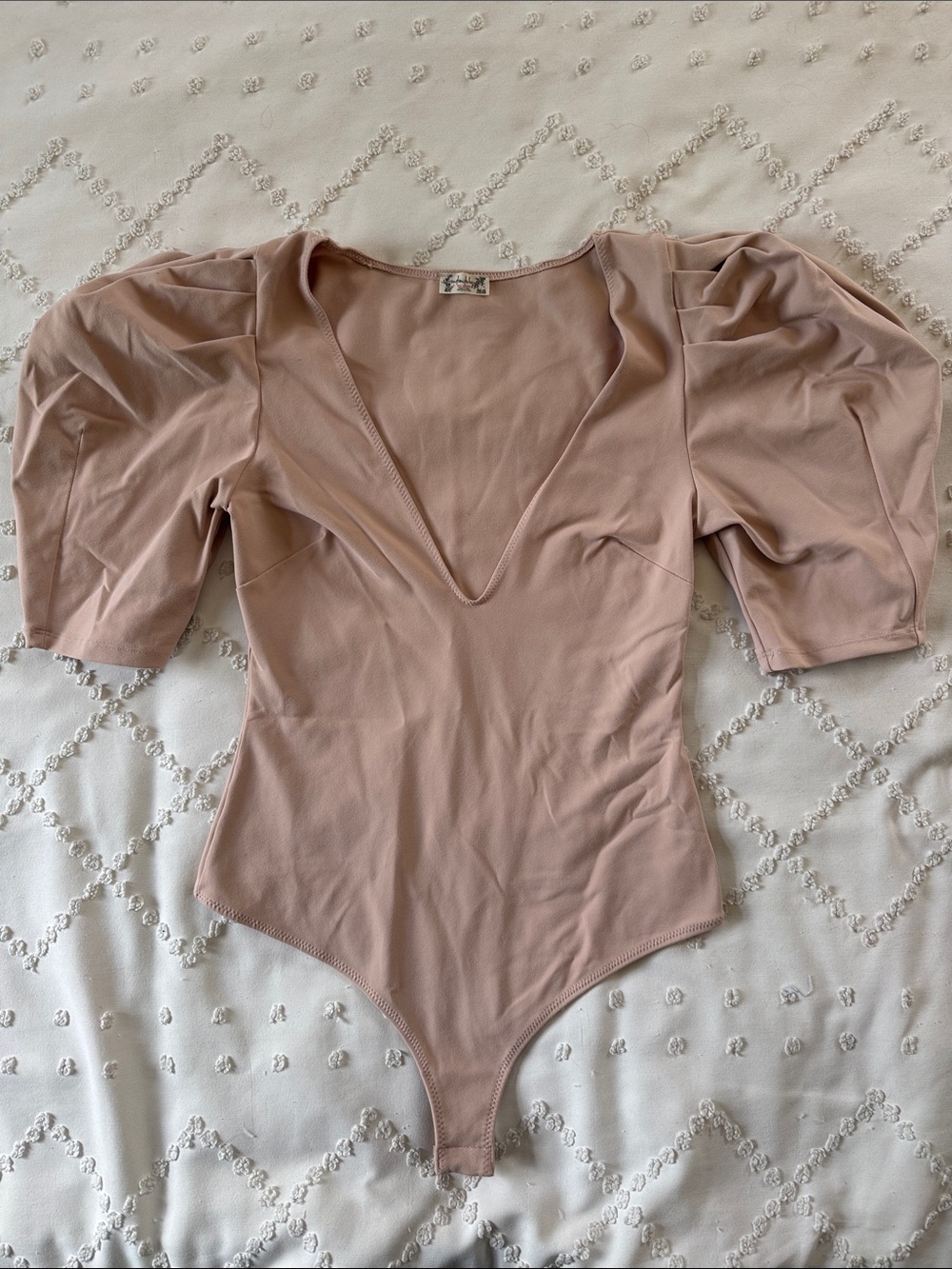 Free People Puff Sleeve V-Neck Bodysuit Blush Size Small NWOT - Picture 2 of 9